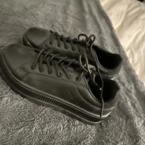 Skor - Svarta sneakers från Nelly. Knappt använda i storlek 39. 