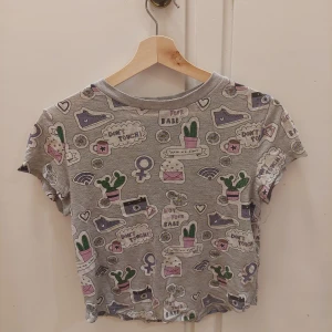 H&M, XS - En grå t-shirt med mönster och den är i bra skick. Säljes för att den kommer inte till användning.  25kr+frakt