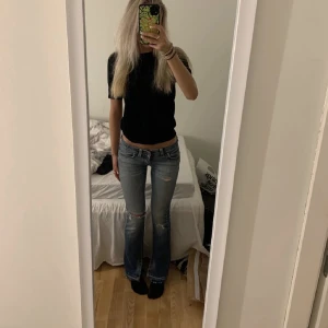 Jeans med hål - ❗️lånade bilder❗️ säljer dessa snygga jeans då de har blivit för små. Egna slitsar längst ner. Passar någon med xs eller s