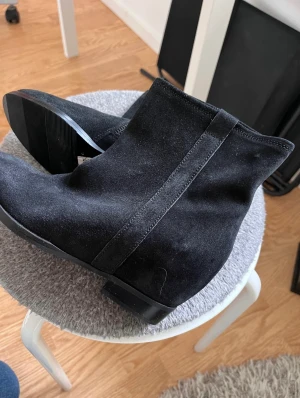 Skor från K Cobler  - Jättefina skor från K Cobler!! Nypris 2000kr  I storlek 36 och helt oanvända av mig. Mest dammiga och säkert lite katthåriga.