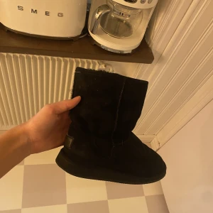 Boots - Svarta boots från Shepard. Ser ut som Uggs, nypris 1500:-. Mycket fint skick!💞