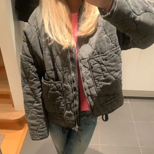 Quiltad jacka - JÄTTEMÅNGA SOM SKRIVER TILL MIG, FÖRSÖKER SVARA SÅ SNABBT JAG KAN!!! Så fin quiltad jacka från zara som bara är använd typ 2 gånger, den är alltså i nyskick⭐️⭐️⭐️helt slutsåld, köpt för 699kr