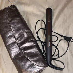 Remington plattång - Säljer den här plattången från remington, medföljande väska. Säljes pga den inte kommer till användning, 100kr +frakt💕