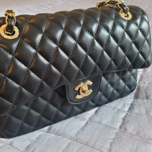 Fin väska - Äkta material, aldrig använd. Ej äkta märke. Pris kan diskuteras vid snabb affär