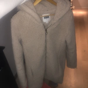 Teddyjacka - Lång Teddyjacka i bra skick från Junkyard