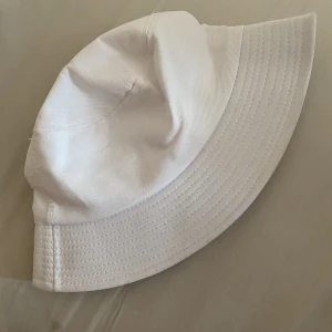  Vita mössa  -  Kan sms till denna telefonnummer 0724445485 och fråga mer (ring inte för jag svarar inte på okända nummer)