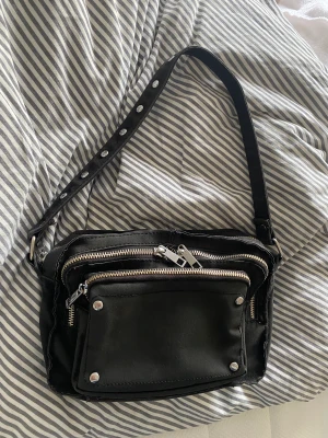 Noella väska - Väska från Noella. Praktisk med många fack och mycket plats.💕💕 Pris går att diskuteras!  😊