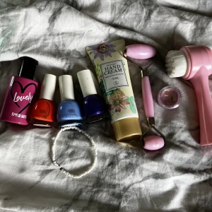 Små plock  - Perfym, 3 Nagellack,handkräm, hudvårds rulle, lipcrem, den rosa och ett armband 