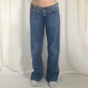 Lågmidjade jeans  - Använd köp nu! Midjemått:82 innerbenslängd:78 Hon på bilden är 160 cm och w26 som referens🫶