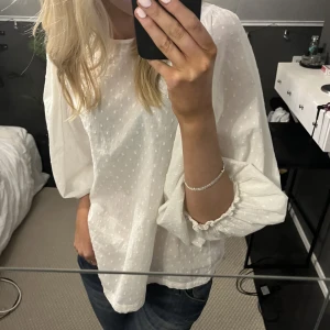 Vit blus  - Vit blus från Gina med ”volang” armar. Armarna är alltså väldigt puffiga❤️ Skriv för fler bilder!!