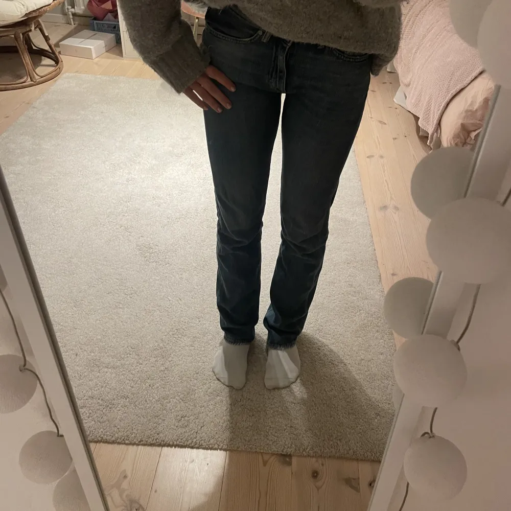 Sååå snygga jeans från Tiger of Sweden! Används tyvärr för lite men superbra skick☺️oklar storlek men bra för mig som är 168 och oftast har S. Jeans & Byxor.