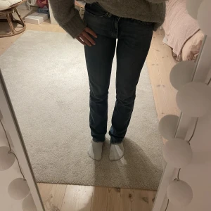 Jeans!! - Sååå snygga jeans från Tiger of Sweden! Används tyvärr för lite men superbra skick☺️oklar storlek men bra för mig som är 168 och oftast har S