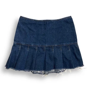 Kjol - Mini/mid kjol i fint skick, storlek 8. Från Indigo.  ⚠️ Första bilden visar rätt passform! De två andra bilderna har kjolen felplacerad ⚠️ Mått: Midjebredd 36cm, Höftbredd 45cm & längd 35cm 