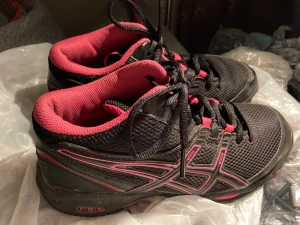 Asics Träningsskor Stl 36,5/37 - Asics gel Duo Max sko med bra stötdämpning (IGS) stöd för vristen, använda fåtal ggr, i fint skick, inget att anmärka på. Stl 37,5, passar enligt mig bäst på en 36,5/liten 37 (innermått 23,5 cm)  Samfraktar, kolla in mina andra annonser! :)