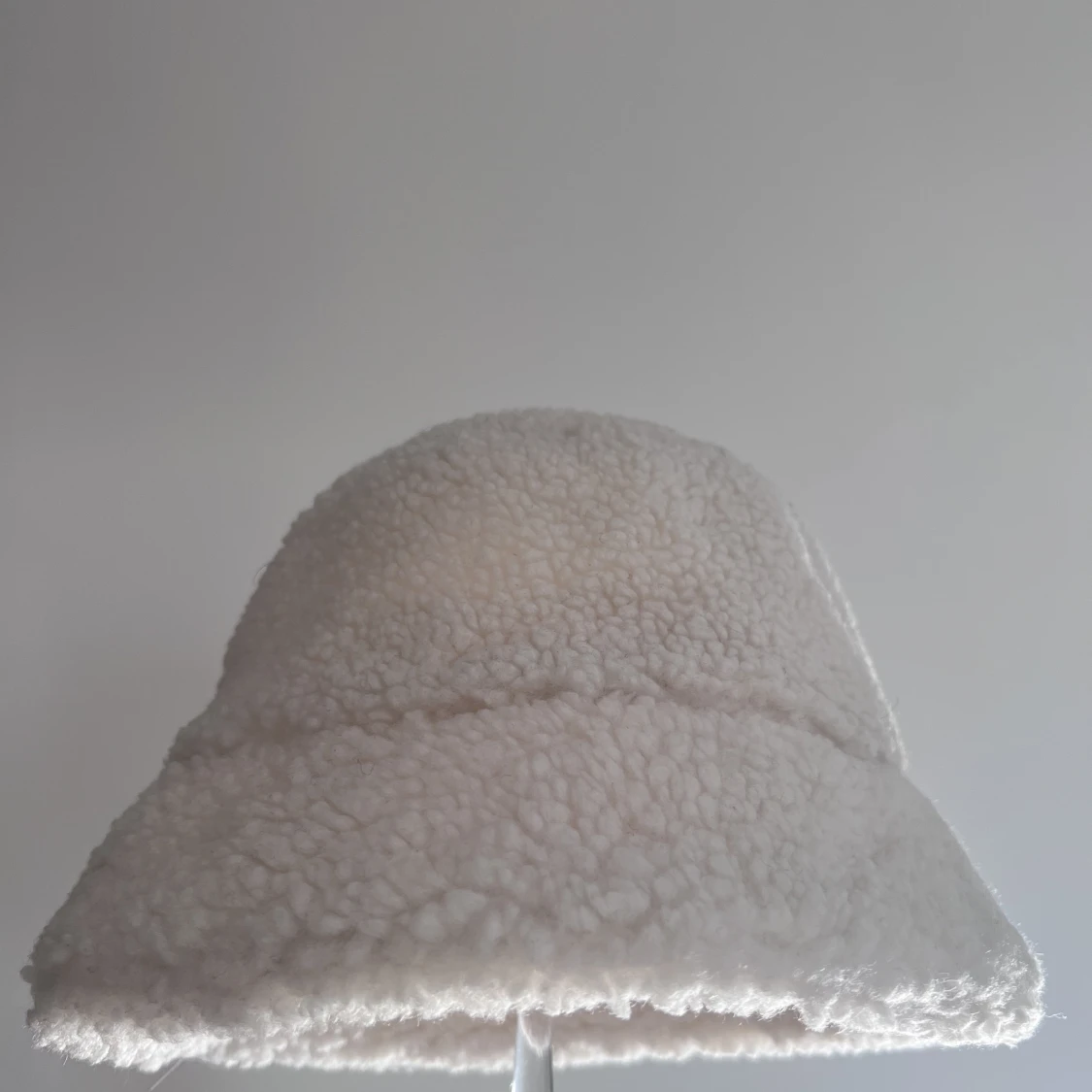 Buckethat mössa i fårskinnsimitation