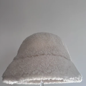 Buckethat mössa i fårskinnsimitation - Mysig mössa i Buckethat style Från H&M knappt använd