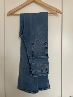 Molly jeans  - Molly jeans, höga i midjan, slits nere vid benet.