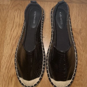 Sandaler  - Säljer mina oanvända sandaletter pga dom är för små aldrig använda♡ 