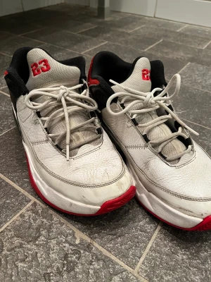 Jordans - Jordan 3 Aura, använt skick. Nypris 1300kr