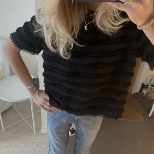 Tshirt med fransar  - DIREKTPRIS: 500kr ❤️Såå stört snygg topp/ t-shirt med fransar, köpt på h&m för ganska länge sen och den är helt oanvänd 
