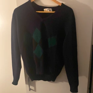 Jättefin stickad tröja! - Ungefär storlek Small för killar skulle jag säga och M för damer :))) fint märke! Inga defekter alls!