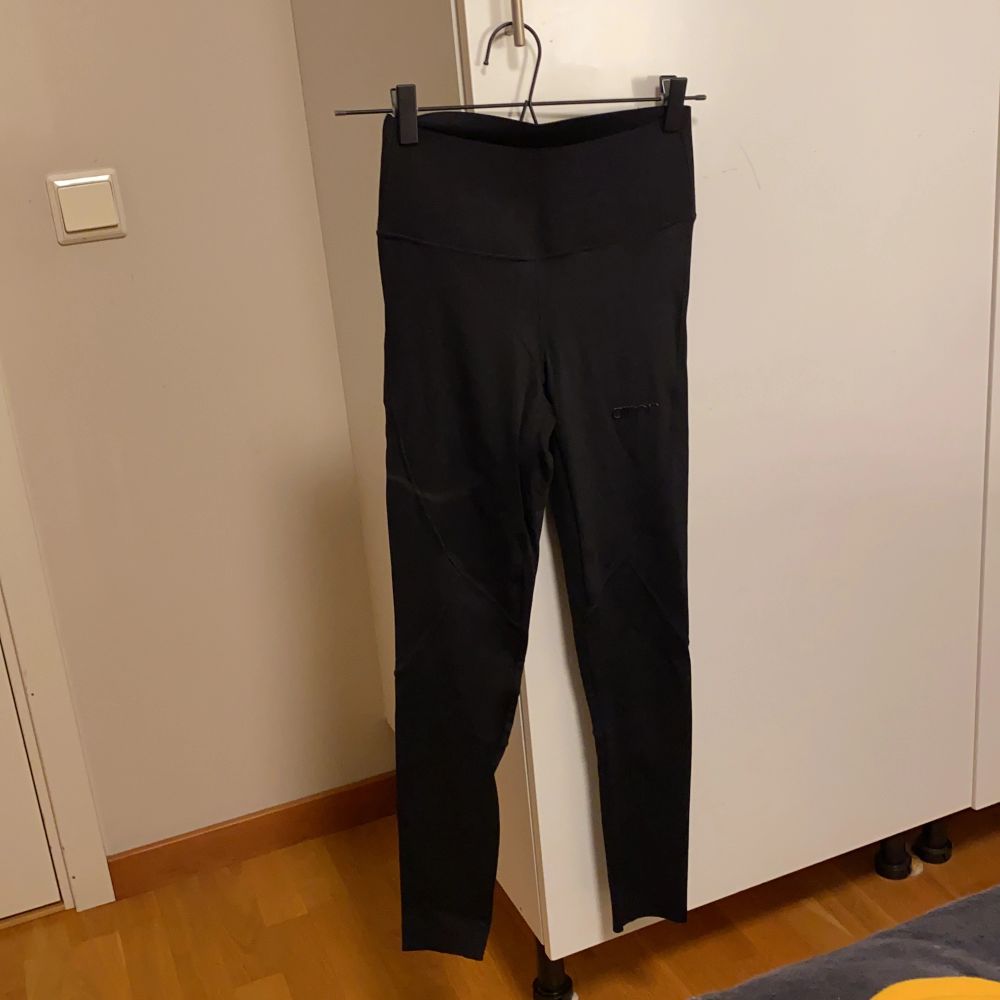 Svarta aimin tights, använda en gång och tvättade en gång. . Jeans & Byxor.