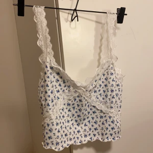 Gulligt linne - Supergulligt linne med små blåa blommor och spetsdetaljer.