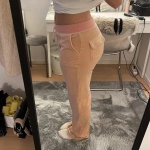 Juicy couture byxa rosa - Säljer mina snygga rosa juicy-byxor då dom tyvärr inte kommer till användning, färgen förekommer inte riktigt på kameran de är mer rosa i verkligheten men hör av dig för fler bilder! Knappt använda och i riktigt bra skick