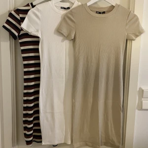 Klänning  - 3 exakt lika klänningar från ZARA. Endast den randiga är använd. 