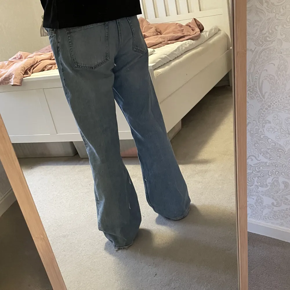 Monki yoko jeans ljusblåa Size 32 Något slitna (fransiga) vid öppningen nedtill . Jeans & Byxor.