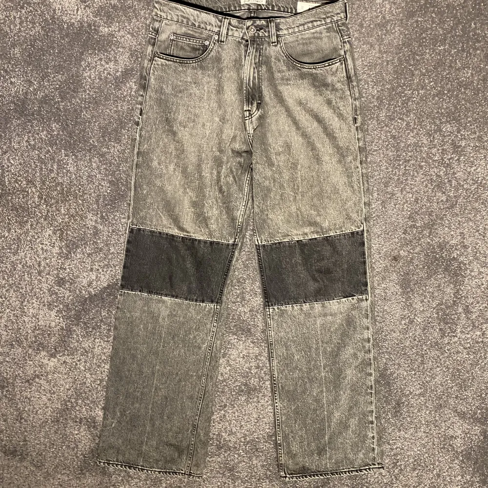 Jeans från our legacy i storlek 32/32 i modellen Third Cut Black and Grey. Inga skador eller defekter, nypris 3200. . Jeans & Byxor.