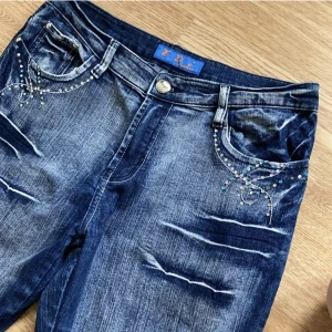 Y2k jeans - Jätte fina jeans med lite 2000tal stil. Modellen är bootcut. 40cm rakt över är midjemåttet, och ca 85cm i innerbenslängden, passar mig som typ är 167. Säljer då de inte kommer till användning. Möts helst upp