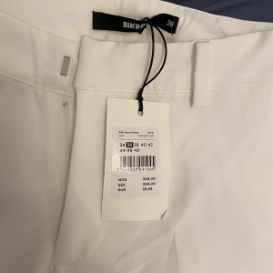 Vera petite kostymbyxor  - Säljer dem pga för små när jag köpte dem. Storlek 36 men är mer som en 34. 