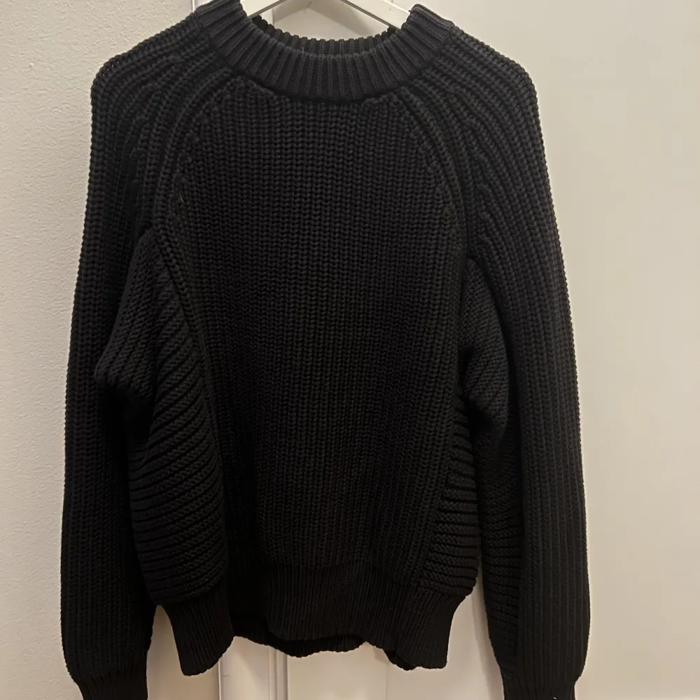 Eytys Tao Sweater Black i storlek S/XS. Nypris 2600:-, säljs inte längre. Använd två gånger. . Stickat.
