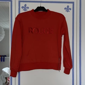 Mjuk röd tröja 158/164 - Mysig och mjuk inuti. Dragkedjor på sidorna