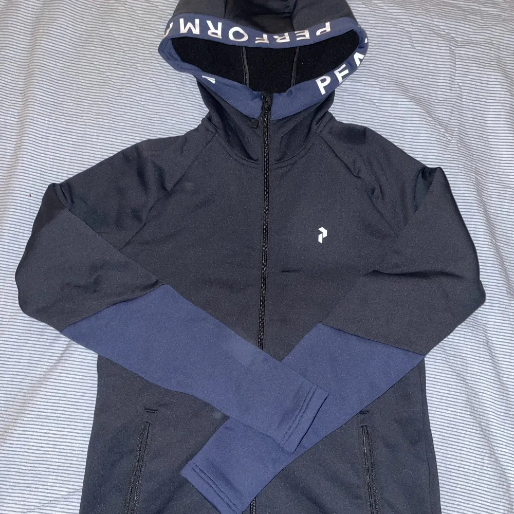 Säljer min Peakperformance rider hoodie som bara är använd 1 gång. Köpt på peakperformance för 1.200. . Hoodies.