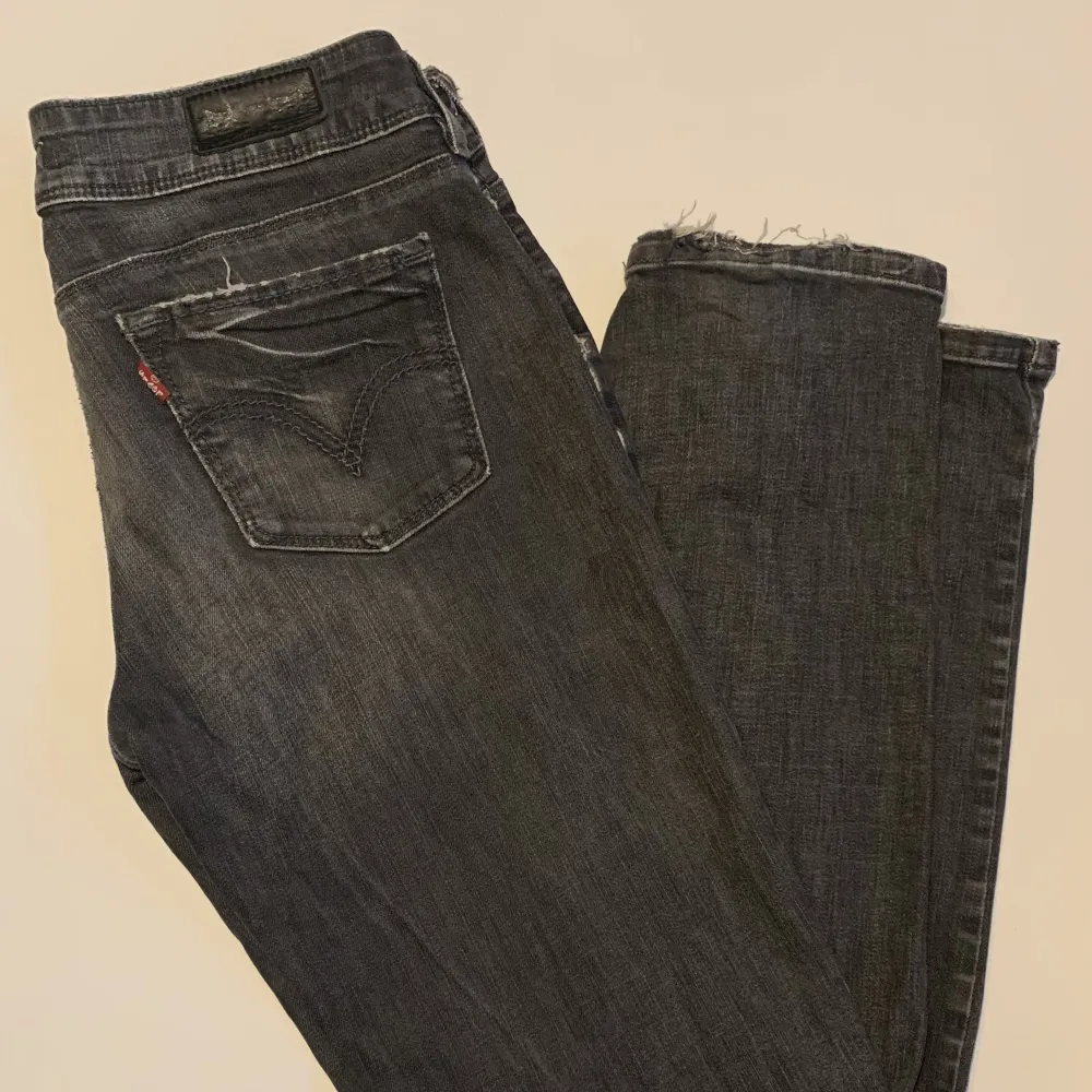 Ett par trendiga lågmidjade gråa jeans ifrån Levi’s, använda fåtal gånger. Skicka ett PM vid intresse så kan pris diskuteras ❤️. Jeans & Byxor.
