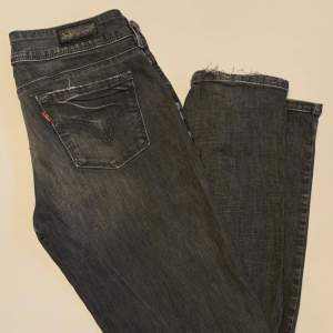 Ett par trendiga lågmidjade gråa jeans ifrån Levi’s, använda fåtal gånger. Skicka ett PM vid intresse så kan pris diskuteras ❤️
