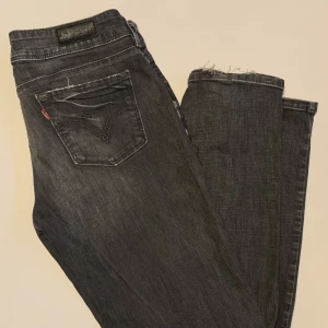 Levis jeans  - Ett par trendiga lågmidjade gråa jeans ifrån Levi’s, använda fåtal gånger. Skicka ett PM vid intresse så kan pris diskuteras ❤️