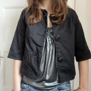 Kappa!! - Snyggaste trekvartsärm kappan! Så fin och passar till allt❤️insåg när jag hade tagit bild att den har massa fluff som kommer från en annan tröja på sig men det är såklart något jag tar bort innan försäljning❤️