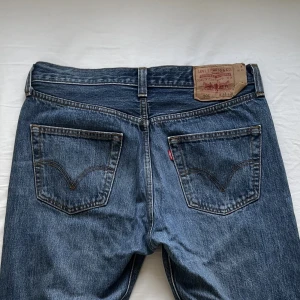 Vintage Levis 501 - Vintage Levis 501 i jättebra skick!Köpta vintage, ashärlig retro tvätt. Storlek 33/30. 💘 Passar asbra på typ en S-M person 🌼