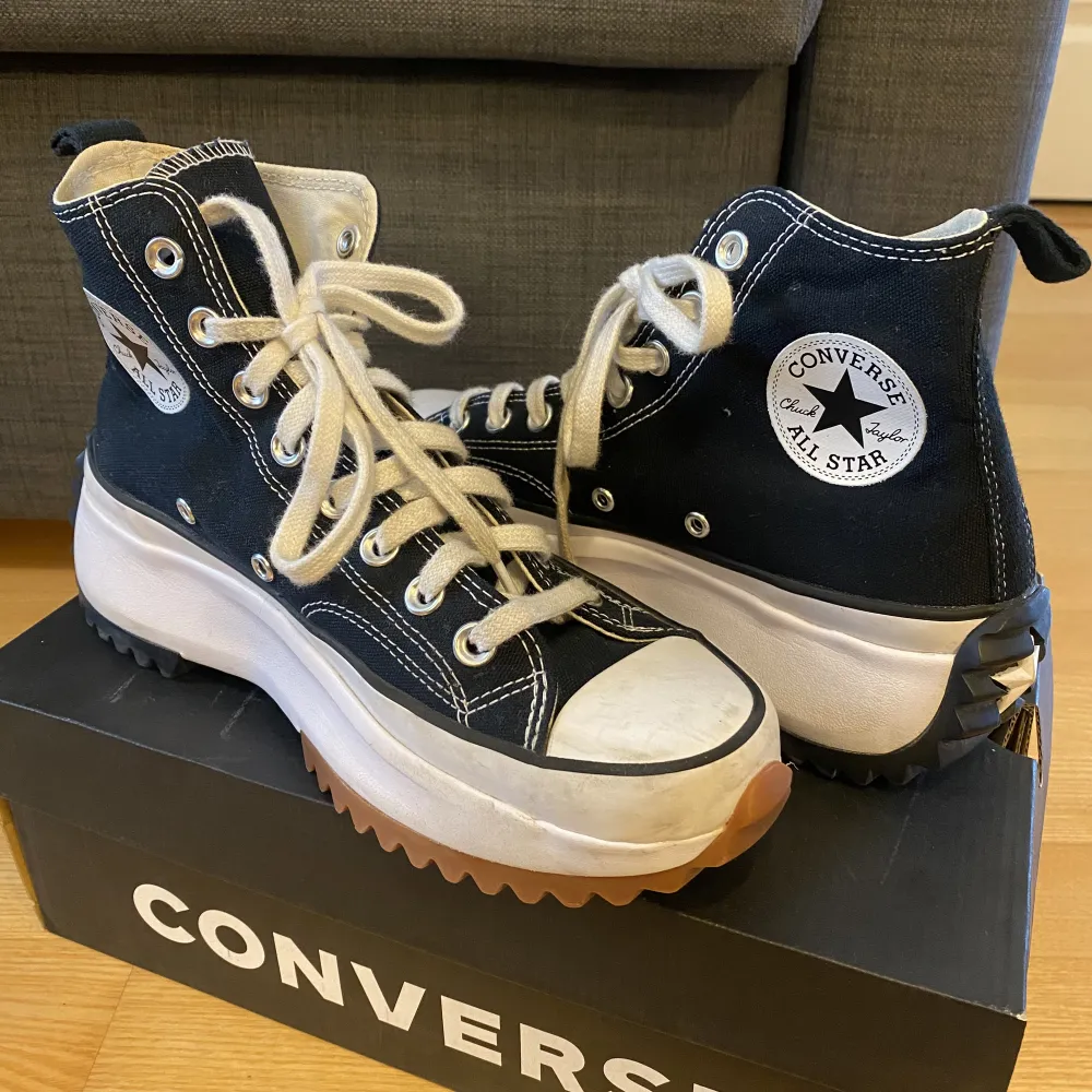 Säljer nu min Converse run star hike med Box!✨ Stolek EUR 40, UK 6, 25CM  Nypris runt 800-1200 kr. Säljer 500kr 💕. Skor.