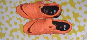 EKTA NIKE SKOR - Ekta Nike fotbolskor köpte för 2050 men säljer  för 350 eftersom har använt det 20 när jag gick på fotboll.behöver bara gengöras de gör jag de gärna. Priset kan diskueras.mer info kontakta mig.