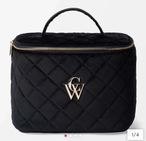 Carin Wester necessär - Superfin och rymlig necessär från Carin Wester. Inga direkta synliga defekter men den är ju använd. Dock i fint skick. Originalpriset ligger på 399 kr. Priset går att förhandla  Skriv för fler bilder eller om du har några frågor :)