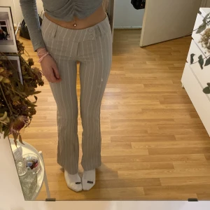 randiga kostymbyxor - jättefina kostymbyxor från h&m som aldrig är använda! 💘grå & vit randiga 