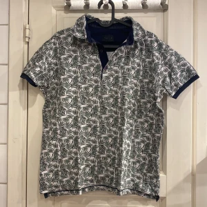 Pikétröja med bladmönster  - Pikétröja från Sand Jeans med bladmönster. Strl. S