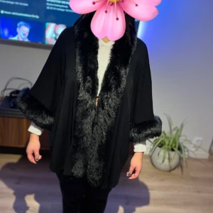 Poncho  - Stilren Poncho/kappa? I storlek onesize ifrån märket Laura&Laurent. Köparen står för frakt🌸