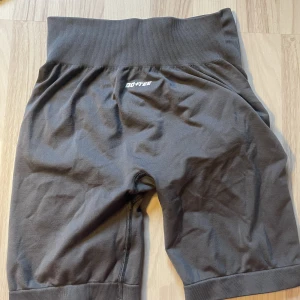 Boo+Tee shorts  - Shorts med scrunch, skönt material och väldigt stretchig. 