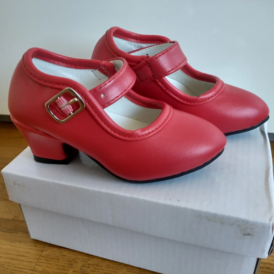 Små söta barnskor - storlek 22 (helt nya)