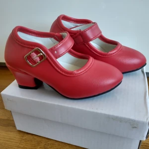 Små söta barnskor - storlek 22 (helt nya) - Säljes helt nya i förpackning.  Barnstorlek 22  Färg röd  Kan skickas via Postnord eller hämtas i Västra Frölunda. 